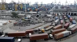 Antrian mobil trailer yang akan memasuki terminal 3 pelabuhan tanjung priok pada Kamis, (16/3/2023) 
