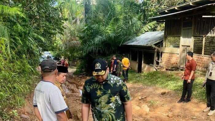 Wakil Ketua DPRD Provinsi Jambi Dampingi Al Haris Tinjau Jalan di Batang Asai I Teras Media