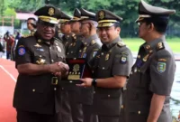 Wali Kota Terima Penghargaan tersebut diberikan langsung oleh Wakil Menteri (Wamen) Dalam Negeri John Wempi Wetipo dalam acara Apel Gelar Pasukan HUT ke-73 Satpol PP dan ke-61 Satlinmas di Lapangan Karebosi, Makasar, Jumat (03/03).
