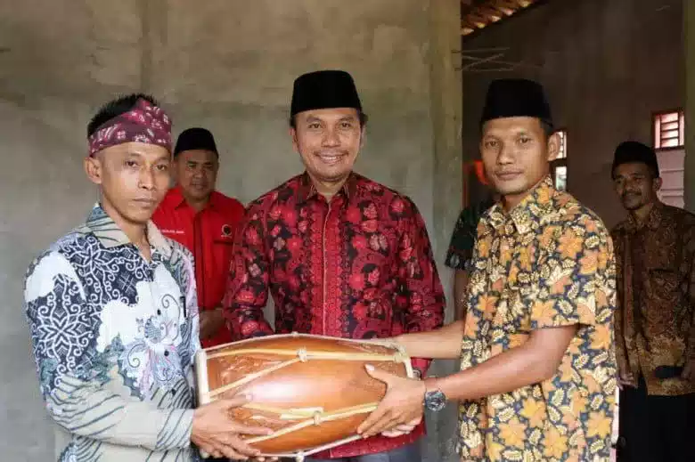 Ketua DPRD Provinsi Jambi Kunjungi Dua Paguyuban di Singkut dan Langsung Beri Bantuan Alat Kesenian I Teras Media