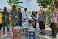 Forkompimcam Jayanti Salurkan Bantuan Kepada Warga Korban Banjir di Perumahan Taman Cikande pada Jum'at (3/3).