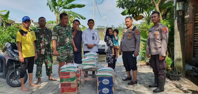 Forkompimcam Jayanti Salurkan Bantuan Kepada Warga Korban Banjir di Perumahan Taman Cikande pada Jum'at (3/3).