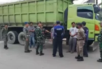 Petugas Gabungan Lakukan Pengawasan dan Penegakan Perbup no 12 tahun 22 tentang Pembatasan Waktu Operasional Mobil Barang pada Ruas Jalan di wilayah Kabupaten Tangerang. Sabtu,(4/3).