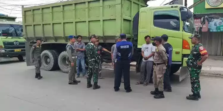 Tegakkan Perbup 12/22, Satpol PP Dapati Puluhan Truk Tambang Langgar Aturan I Teras Media