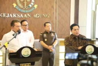 Keterangan foto : Menteri BUMN, Erick Thoir saat konferensi pers bersama Jaksa Agung RI, ST Burhanuddin, Senin (6/3)