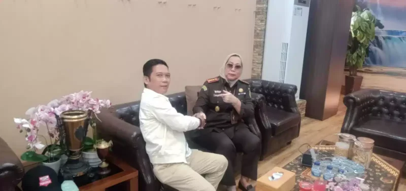 Keterangan foto : Kepala Kejaksaan Negeri (Kejari ) Lebak, Mayasari saat berdiskusi tentang penegakan hukum di Lebak, Kamis (9/3)