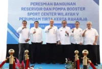 Foto Bersama peresmian bangunan reservoir dan pompa Booster wilayah V di Sport Center Kecamatan Kelapa Dua, Rabu (15/3/23).