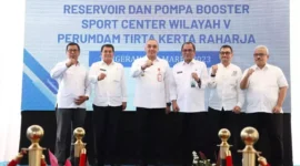 Foto Bersama peresmian bangunan reservoir dan pompa Booster wilayah V di Sport Center Kecamatan Kelapa Dua, Rabu (15/3/23).