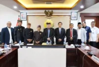 Sesi foto Ketua DPD RI bersama dengan PT.BIBU dan Kemenhub dalam rapat Koordinasi pembangunan Bandara Bali Utara Kamis, (16/3/2023)