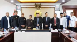 Sesi foto Ketua DPD RI bersama dengan PT.BIBU dan Kemenhub dalam rapat Koordinasi pembangunan Bandara Bali Utara Kamis, (16/3/2023) 