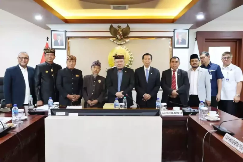 Sesi foto Ketua DPD RI bersama dengan PT.BIBU dan Kemenhub dalam rapat Koordinasi pembangunan Bandara Bali Utara Kamis, (16/3/2023) 