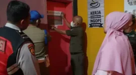 Foto: Satpol PP Kabupaten Tangerang saat menyegel Tempat Hiburan Malam. 