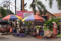 Foto : Pemasangan Spanduk Larangan Berdagang di Bahu Jalan Sepatan.
