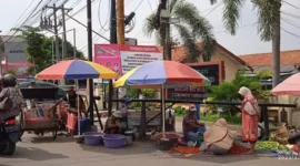 Foto : Pemasangan Spanduk Larangan Berdagang di Bahu Jalan Sepatan.