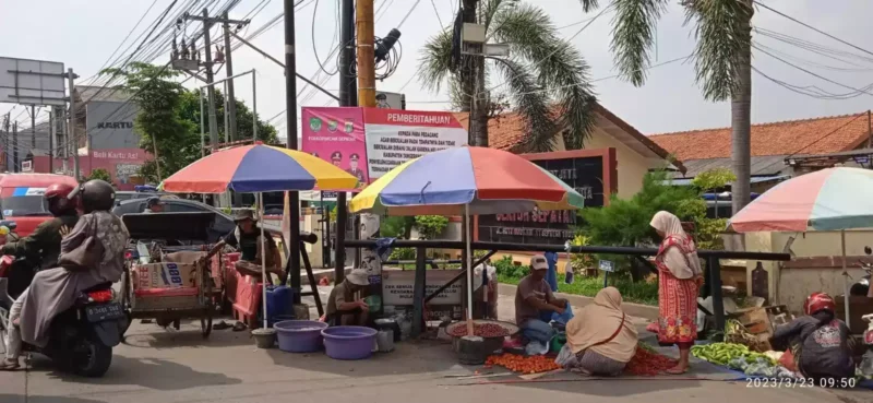 Foto : Pemasangan Spanduk Larangan Berdagang di Bahu Jalan Sepatan.