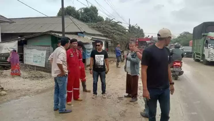 HENTIKAN DONG, Mobil Muatan Tanah Merah di Jalan Cikande - Rangkasbitung Diprotes Masyarakat I Teras Media