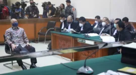 Keterangan foto : Mantan Kapolda Sumatera Barat Irjen pol Teddy Minahasa saat mengikuti sidang di PN Jakarta Barat, Jumat (30/3/2023)