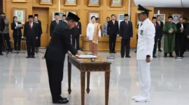 Keterangan foto : Menteri Dalam Negeri Tito Karnavian saat melantik Suganda Pandapotan Pasaribu di Gedung Sasana Bhakti Praja (SBP), Kantor Pusat Kementerian Dalam Negeri (Kemendagri), Jumat (31/3/2023).