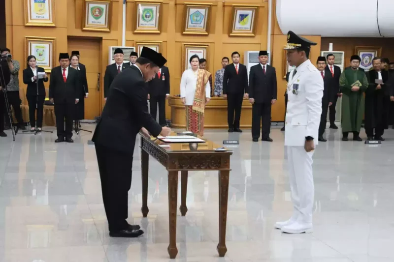 Keterangan foto : Menteri Dalam Negeri Tito Karnavian saat melantik Suganda Pandapotan Pasaribu di Gedung Sasana Bhakti Praja (SBP), Kantor Pusat Kementerian Dalam Negeri (Kemendagri), Jumat (31/3/2023).