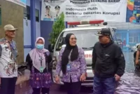 Didampingi Trantibum dan Kades Kedaung Barat, Sekcam Sepatan Timur Imas Masitoh Tinjau Banjir Kamis, (2/3/2023).