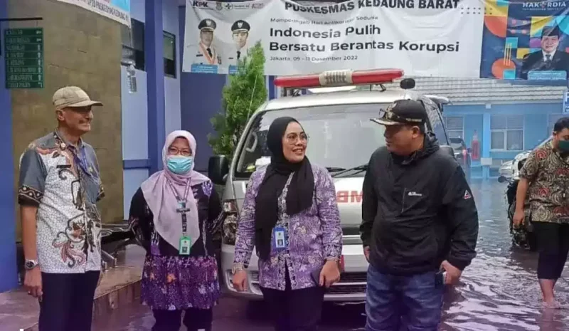 Didampingi Trantibum dan Kades Kedaung Barat, Sekcam Sepatan Timur Imas Masitoh Tinjau Banjir Kamis, (2/3/2023).