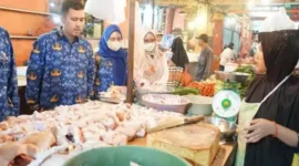 Foto ; Tim Loka POM Kabupaten Tangerang saat melakukan Pengawasan di Pasar Tradisional Curug Sabtu (18/3)