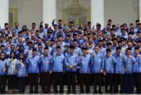 PNS dan Presiden Jokowi Melaksanakan Sesi foto di halaman gedung Istana Negara, Jum'at (24/3/2023) 