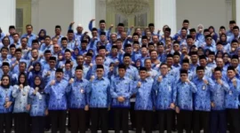 PNS dan Presiden Jokowi Melaksanakan Sesi foto di halaman gedung Istana Negara, Jum'at (24/3/2023) 