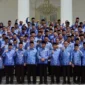 PNS dan Presiden Jokowi Melaksanakan Sesi foto di halaman gedung Istana Negara, Jum'at (24/3/2023) 