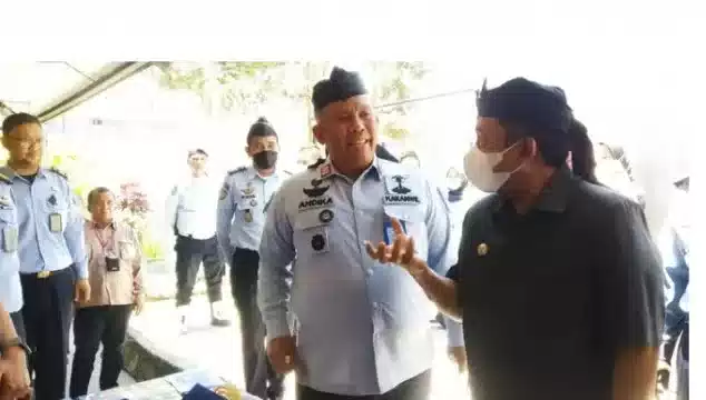 Kanwilkumham Jawa Barat Temani Walikota Bandung Serahkan e-KTP ke Warga Binaan I Teras Media