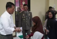Foto: Kasatpol PP Kabupaten Tangerang Fachrul Rozi saat menggelar Santunan