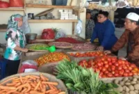 Direktur Operasional PD Pasar NKR Ashari Asmat saat melakukan pemantauan ketersediaan, kebutuhan dan harga Bahan Pokok Penting (Bapokting)