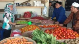 Direktur Operasional PD Pasar NKR Ashari Asmat saat melakukan pemantauan ketersediaan, kebutuhan dan harga Bahan Pokok Penting (Bapokting)