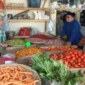 Direktur Operasional PD Pasar NKR Ashari Asmat saat melakukan pemantauan ketersediaan, kebutuhan dan harga Bahan Pokok Penting (Bapokting)