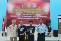Sesi Foto Petugas Lapas dengan Narapidana untuk Pelatihan Teknik pembangunan dan pembuatan sofa Pada kerjasama dengan PATI Banten
