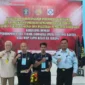 Sesi Foto Petugas Lapas dengan Narapidana untuk Pelatihan Teknik pembangunan dan pembuatan sofa Pada kerjasama dengan PATI Banten