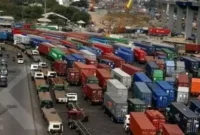 Antrean panjang di terminal 3 domestik pelabuhan tanjung priok Jakarta Utara, (Rabu, 12/4/2023)