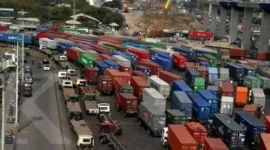 Antrean panjang di terminal 3 domestik pelabuhan tanjung priok Jakarta Utara, (Rabu, 12/4/2023) 