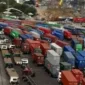 Antrean panjang di terminal 3 domestik pelabuhan tanjung priok Jakarta Utara, (Rabu, 12/4/2023) 