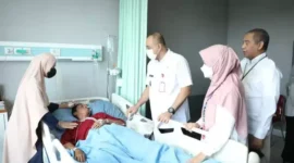 Foto: Bupati Zaki Beri Semangat Kepada Pasien RSUD Balaraja,Rabu (19/4).