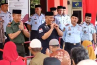 Kepala Kantor wilayah Hukum dan HAM R. Andika Dwi Prasetya serahkan remisi khusus Idul Fitri di lapas Bekasi, (Sabtu, 22/4/2023)