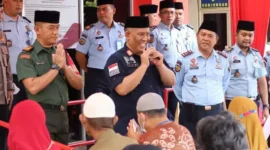 Kepala Kantor wilayah Hukum dan HAM R. Andika Dwi Prasetya serahkan remisi khusus Idul Fitri di lapas Bekasi, (Sabtu, 22/4/2023) 