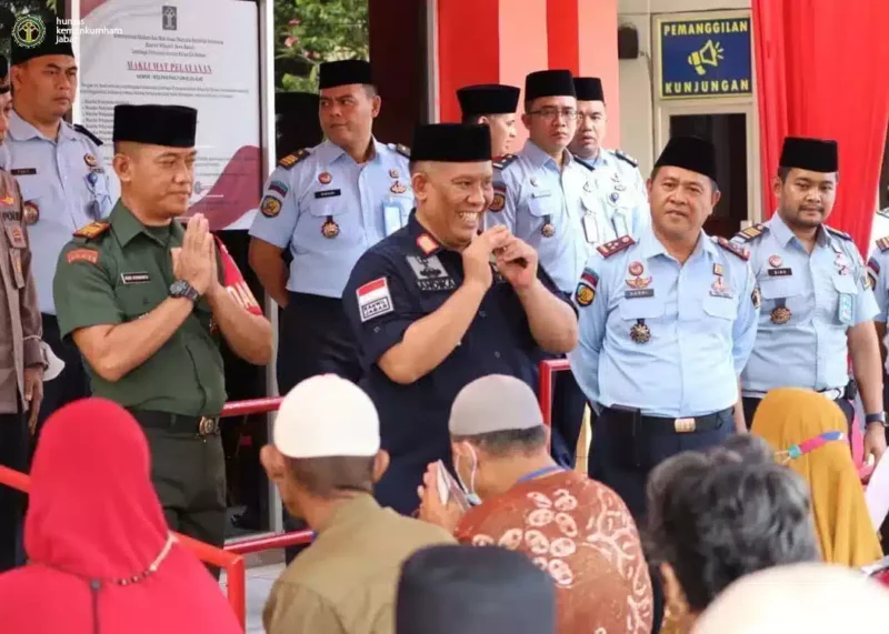 Kepala Kantor wilayah Hukum dan HAM R. Andika Dwi Prasetya serahkan remisi khusus Idul Fitri di lapas Bekasi, (Sabtu, 22/4/2023) 