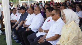 Keterangan foto : Bupati Tangerang Ahmed Zaki Iskandar menghadiri Pasar Murah Ramadhan yang digelar bersama sejumlah menteri Kabinet Indonesia Maju di Stadion Mini Pandeglang, Kabupaten Tangerang, Sabtu (8/4/2023).