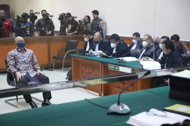 Keterangan foto : Mantan Kapolda Minahasa, Irjen Teddy Minahasa saat sidang di PN Jakarta Barat, Selasa (18/4/2023)