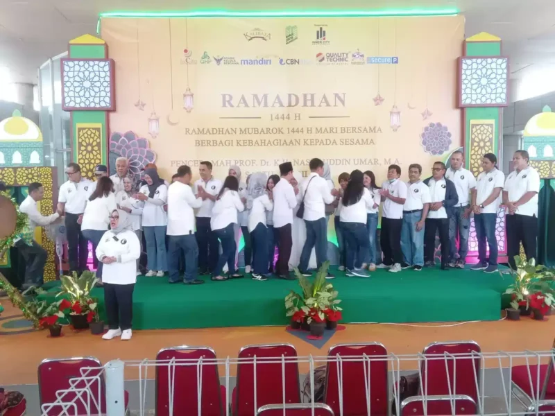 Keterangan foto : Warga Cinta Kalibata City bekerja sama dengan pengelola Apartemen Kalibata City menggelar pembagian 3000 paket bingkisan Ramadhan, Sabtu (1/4/2023)