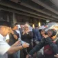 Keterangan foto :Tampak Pasha Ungu sedang membagikan takjil kepada pengendara roda empat, Sabtu (1/4/2023)