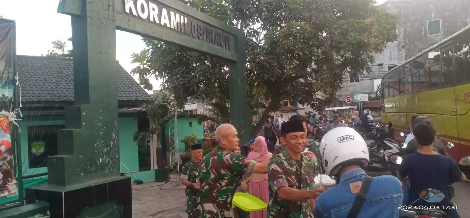 Koramil 09/Mauk Bagikan Ratusan Takjil Gratis ke Pengguna Jalan I Teras Media