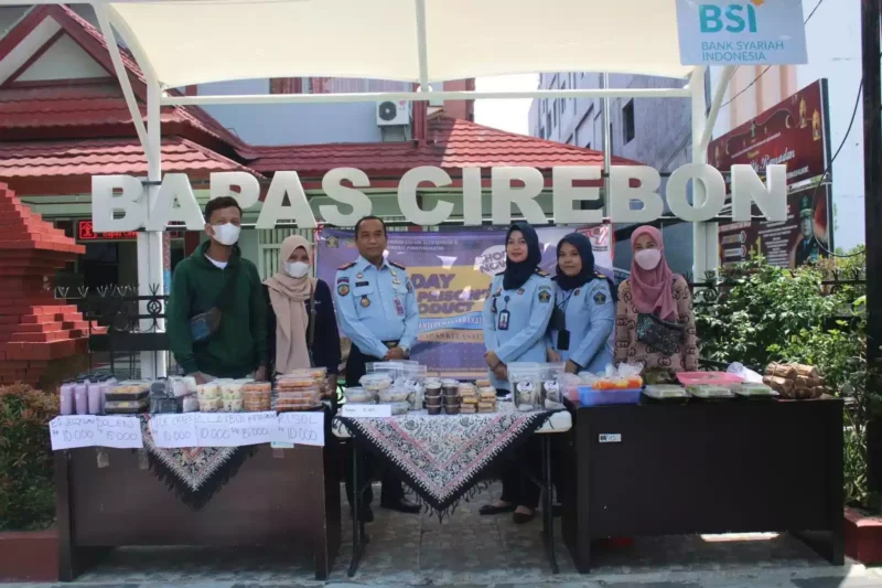 Keterangan foto : Balai Pemasyarakatan Kelas I Cirebon melaksanakan kegiatan One Day One Product yang merupakan salah satu rangkaian kegiatan untuk memperingati Hari Bakti Pemasyarakatan (HBP) ke 59 pada tanggal 03 April 2023.