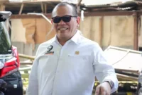 Ketua DPD RI Lanyalla Mahmud Mattaliti berfoto Menggunakan Kamera selfie,tersenyum pada kamera handphone yang dimilikinya, (Rabu,5/4/2023)